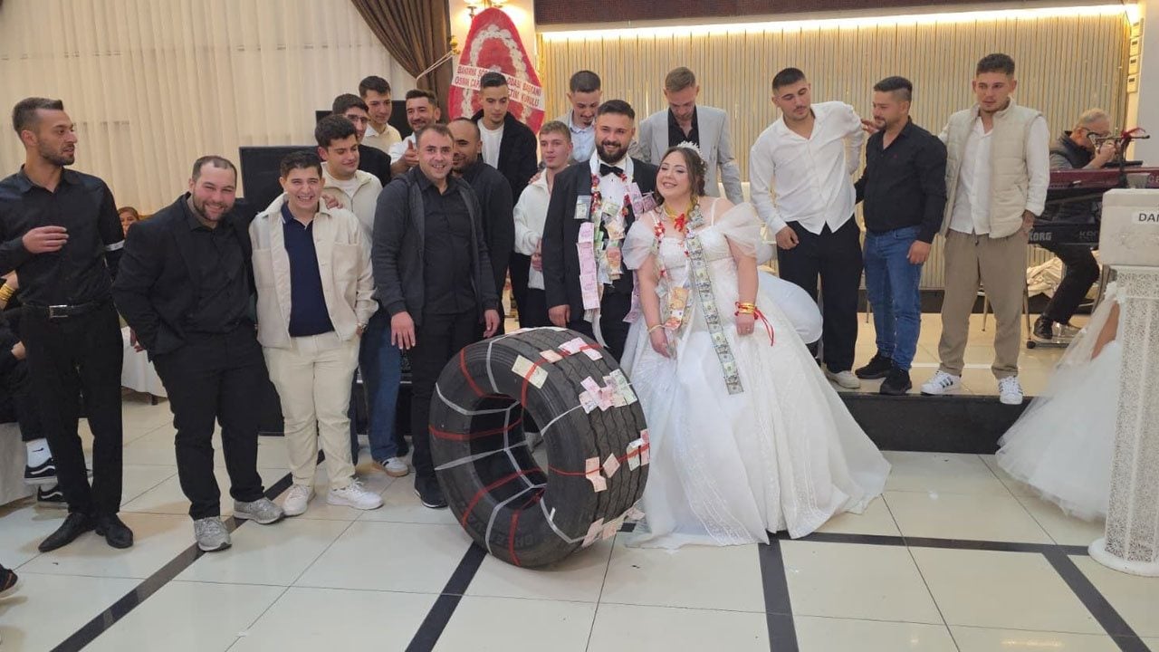 Değeri 25 bin TL! Damada öyle bir takı taktılar ki salondakiler şaşkına döndü