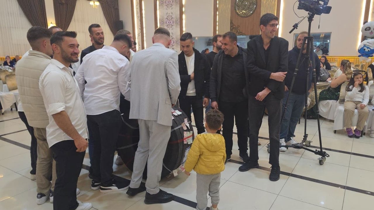 Foto - Değeri 25 bin TL! Damada öyle bir takı taktılar ki salondakiler şaşkına döndü
