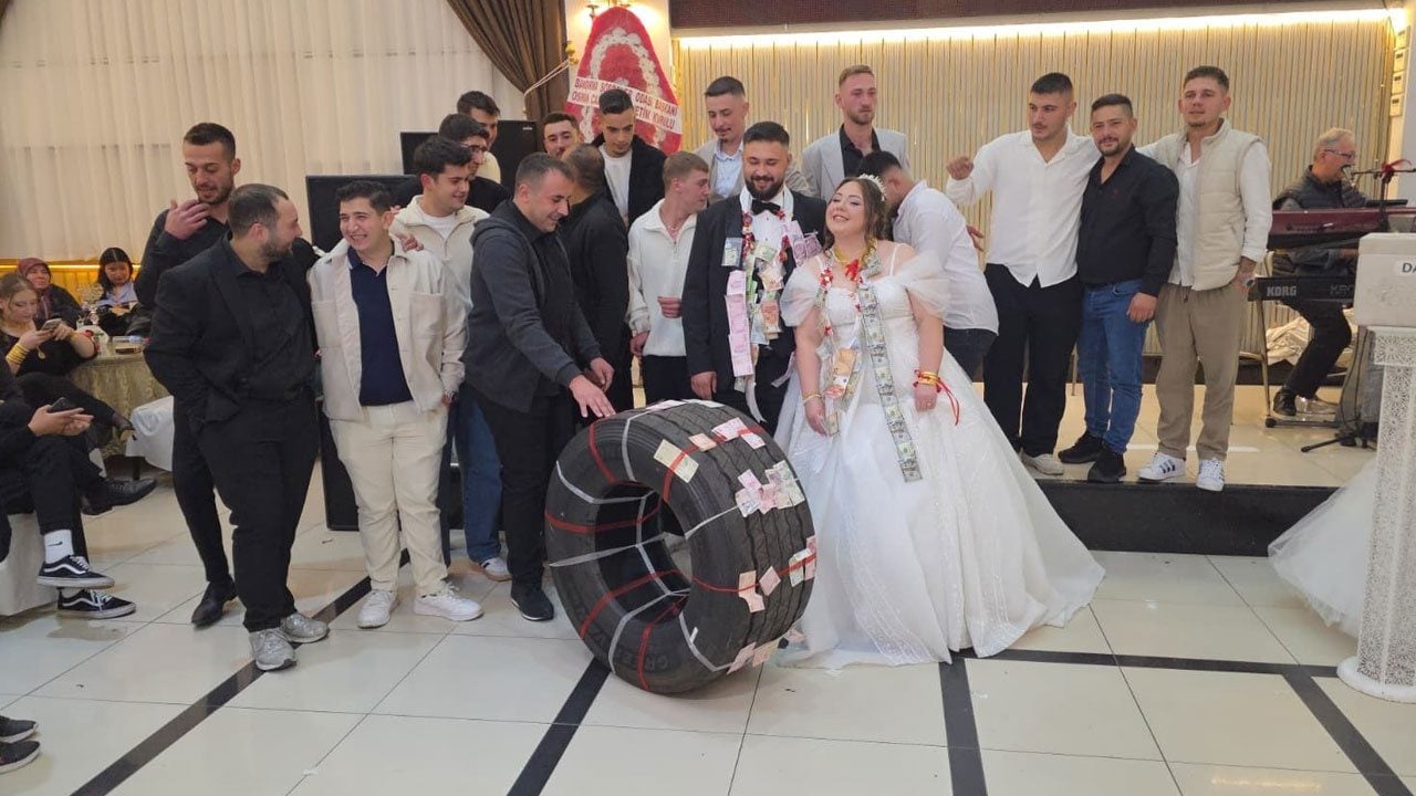 Foto - Değeri 25 bin TL! Damada öyle bir takı taktılar ki salondakiler şaşkına döndü