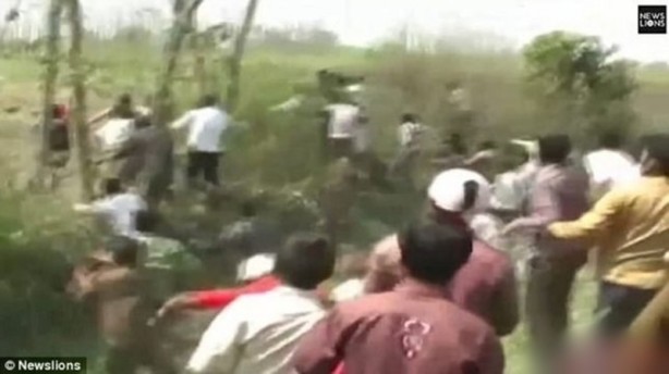 Foto - Dehşet anları kamerada! Avını bırakan kaplan bir anda insanlara saldırdı