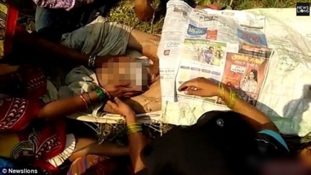 Foto - Dehşet anları kamerada! Avını bırakan kaplan bir anda insanlara saldırdı