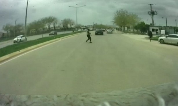 Foto - Dehşet anları kamerada! Halk otobüsünün çarptığı zihinsel engelli öldü