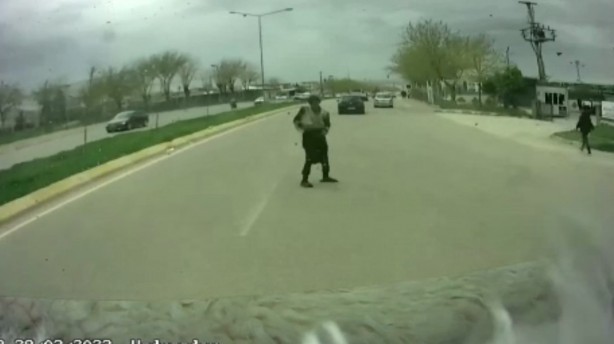 Foto - Dehşet anları kamerada! Halk otobüsünün çarptığı zihinsel engelli öldü