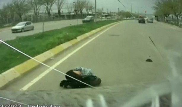 Foto - Dehşet anları kamerada! Halk otobüsünün çarptığı zihinsel engelli öldü