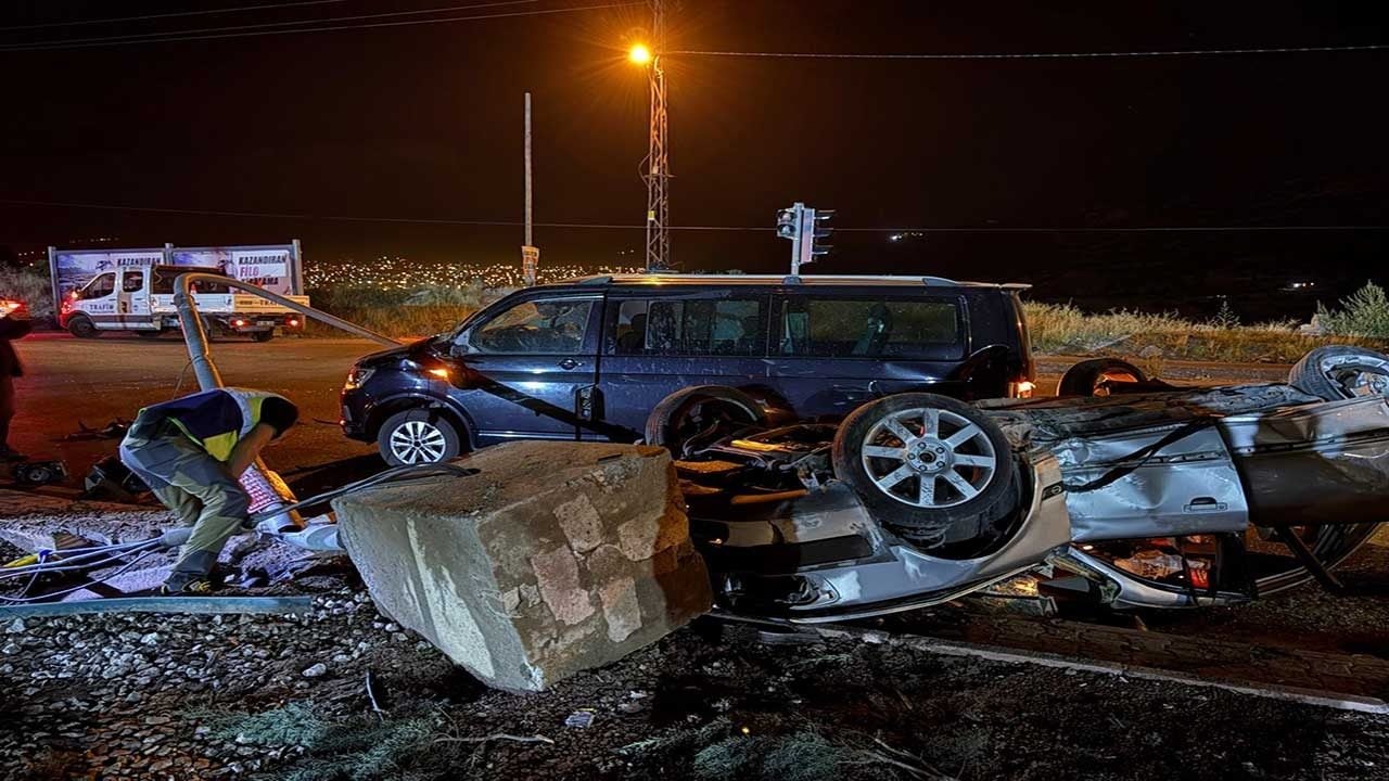 Foto - Dehşet anları: Kontrolden çıkan otomobil taklalar atarak karşı şeride uçtu!