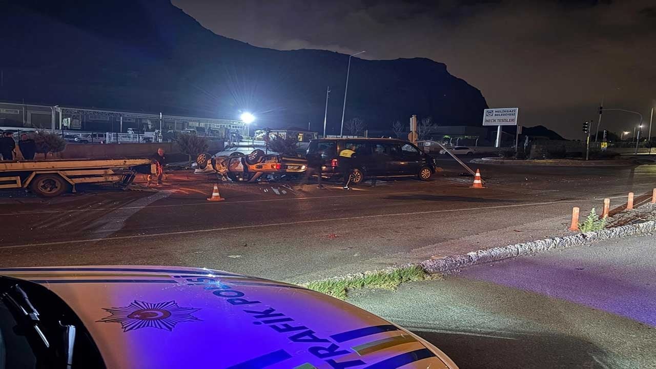 Foto - Dehşet anları: Kontrolden çıkan otomobil taklalar atarak karşı şeride uçtu!