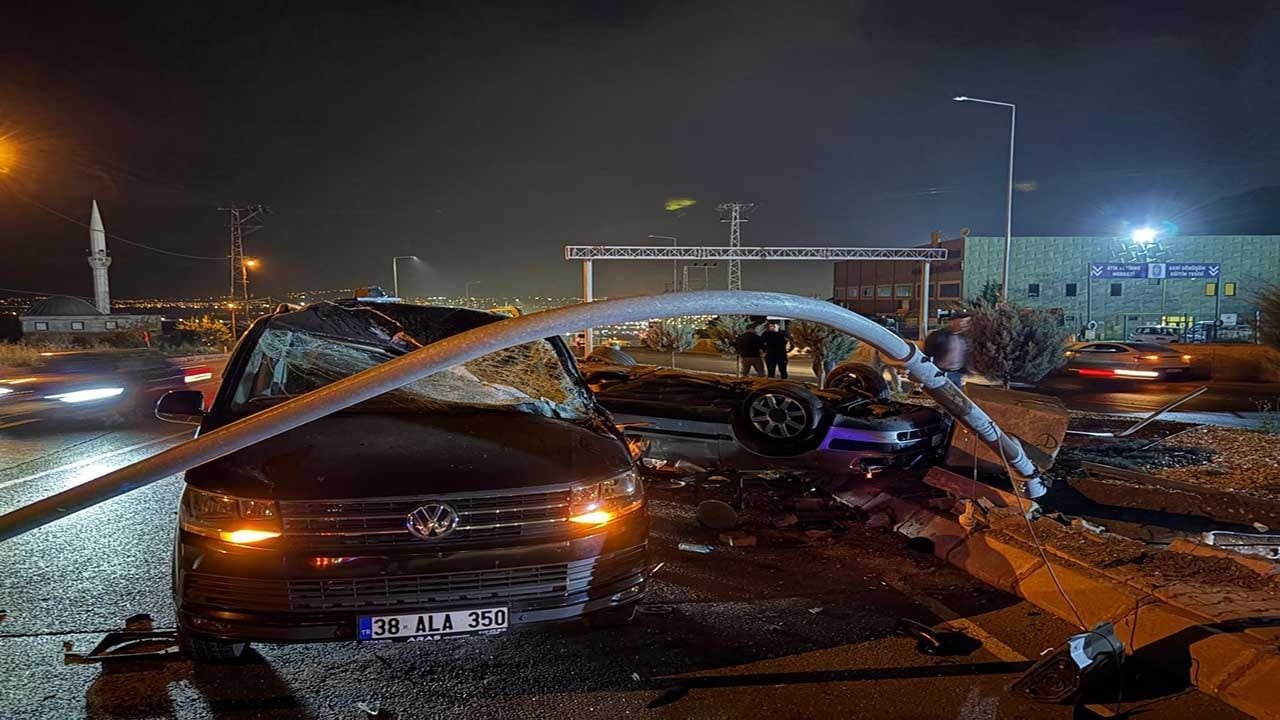Foto - Dehşet anları: Kontrolden çıkan otomobil taklalar atarak karşı şeride uçtu!