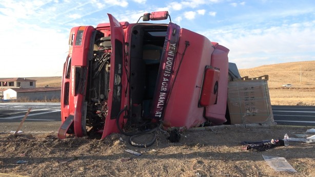 Foto - Dehşet anları! Metrelerce sürüklenen tır karşı şeride devrildi