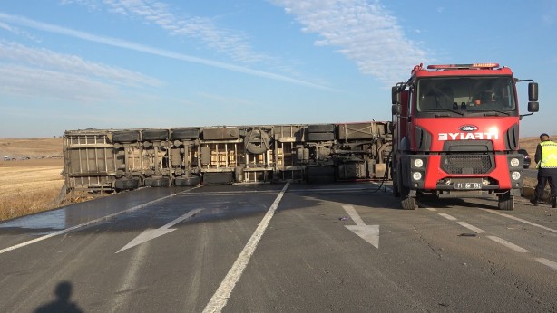 Foto - Dehşet anları! Metrelerce sürüklenen tır karşı şeride devrildi