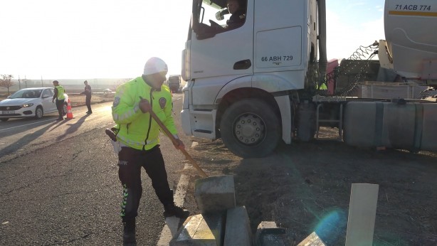 Foto - Dehşet anları! Metrelerce sürüklenen tır karşı şeride devrildi