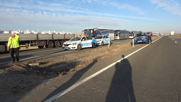 Foto - Dehşet anları! Metrelerce sürüklenen tır karşı şeride devrildi