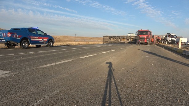 Foto - Dehşet anları! Metrelerce sürüklenen tır karşı şeride devrildi