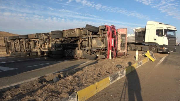 Dehşet anları! Metrelerce sürüklenen tır karşı şeride devrildi