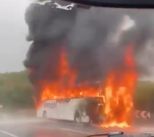 Foto - Dehşet anları! Yolcu otobüsü alev topuna döndü