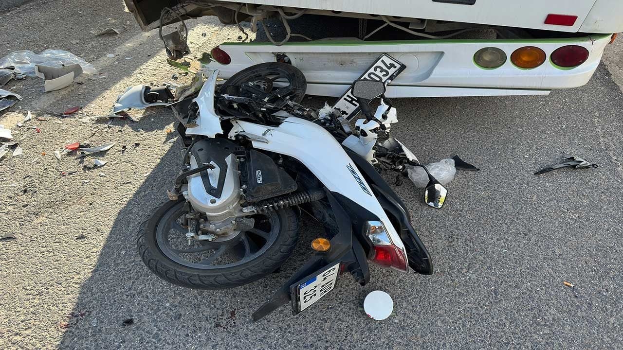 Foto - Dehşet verici kaza caddemizi kana buladı! Feci şekilde halk otobüsüne çarpan motosikletteki genç hayattan koparıldı!