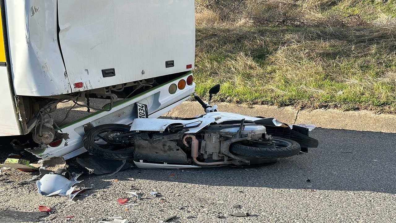 Foto - Dehşet verici kaza caddemizi kana buladı! Feci şekilde halk otobüsüne çarpan motosikletteki genç hayattan koparıldı!