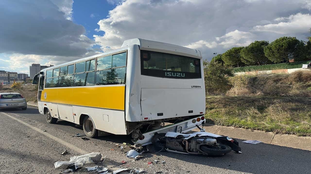 Dehşet verici kaza caddemizi kana buladı! Feci şekilde halk otobüsüne çarpan motosikletteki genç hayattan koparıldı!