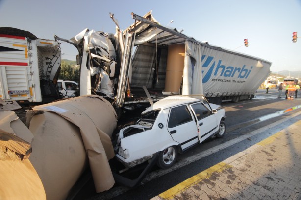 Foto - Dehşete düşüren kaza! Otomobili gören gözlerine inanamadı