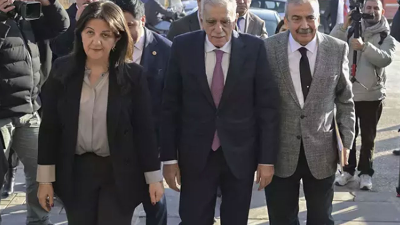 Foto - DEM Partliler Selahattin Demirtaş ziyaretine giderken MHP paylaştı