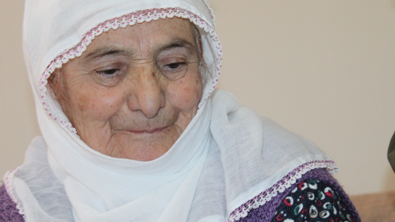 Demek ki öğrenmenin yaşı yokmuş: Eşinden fırça yiyen kadın öyle bir şey yaptı ki..