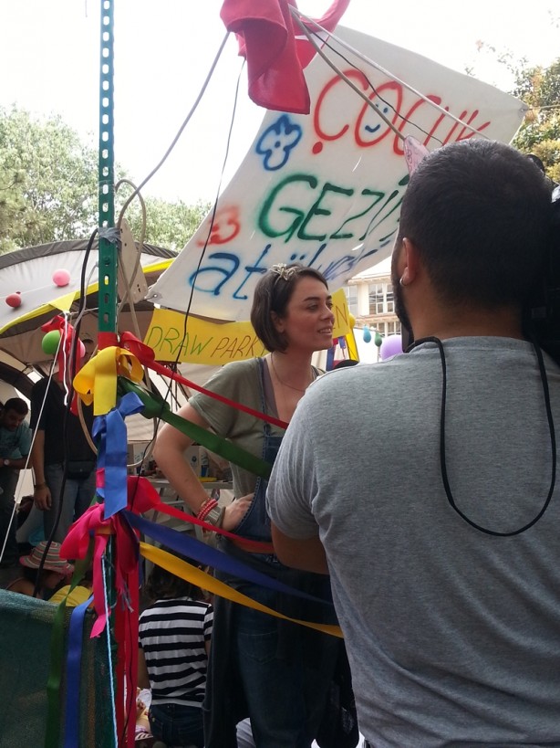 Foto - Demet Evgar haddini fena aştı! Kadına şiddet üzerinden millete hakaret savurup Türkiye'yi şikayet etti