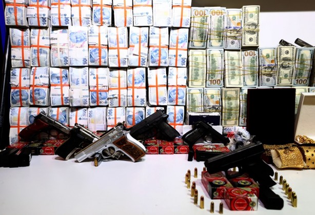 Foto - "Demir Yumruk" operasyonu! 8 bin 690 banka hesabı ile bir özel uçağa el konuldu