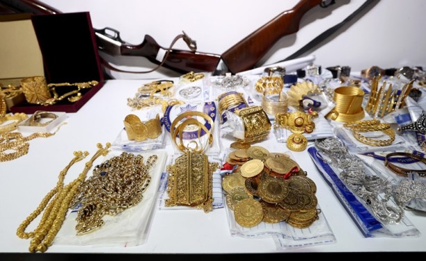 Foto - "Demir Yumruk" operasyonu! 8 bin 690 banka hesabı ile bir özel uçağa el konuldu