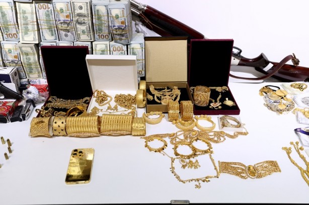 Foto - "Demir Yumruk" operasyonu! 8 bin 690 banka hesabı ile bir özel uçağa el konuldu