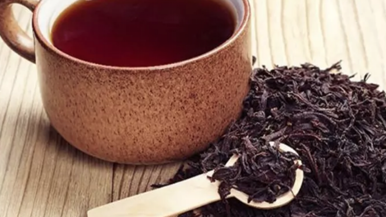 Demlenmiş çayı çöpe dökmeyin! Meğer o sorunu çözüyormuş: Bu uyarıya kulak verilmeli...