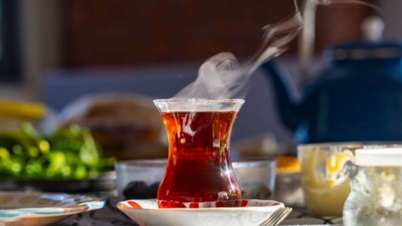Demlerken kesinlikle bunu yapın! Çayın acı tadını götüren doğal yöntem açıklandı