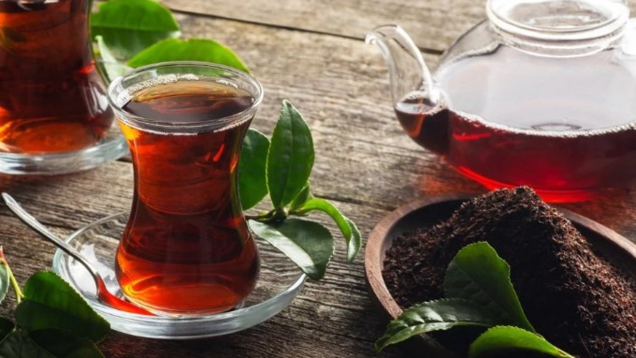 Foto - Demlerken kesinlikle bunu yapın! Çayın acı tadını götüren doğal yöntem açıklandı