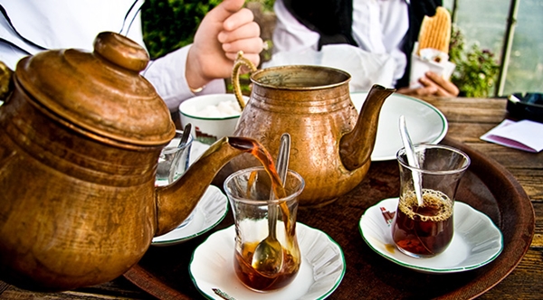 Foto - Demlikte kalan çayın faydaları