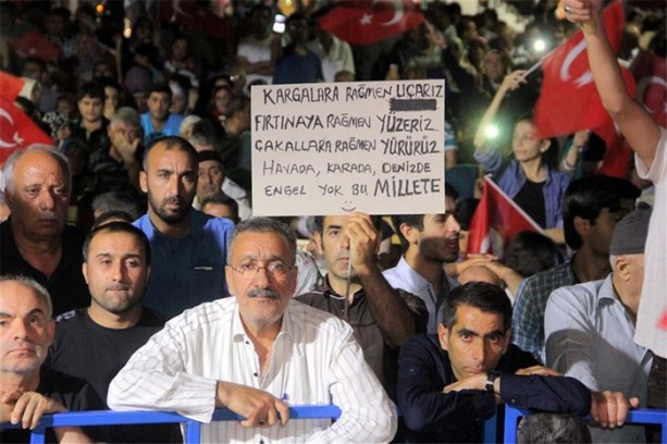 Foto - Demokrasi nöbetinde dikkat çeken pankartlar