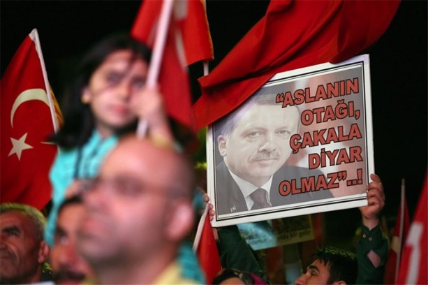 Foto - Demokrasi nöbetinde dikkat çeken pankartlar