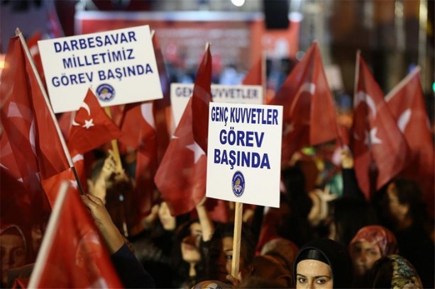 Demokrasi nöbetinde dikkat çeken pankartlar