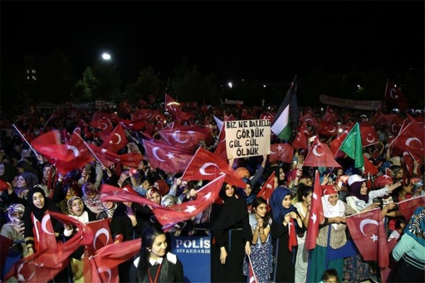 Foto - Demokrasi nöbetinde dikkat çeken pankartlar