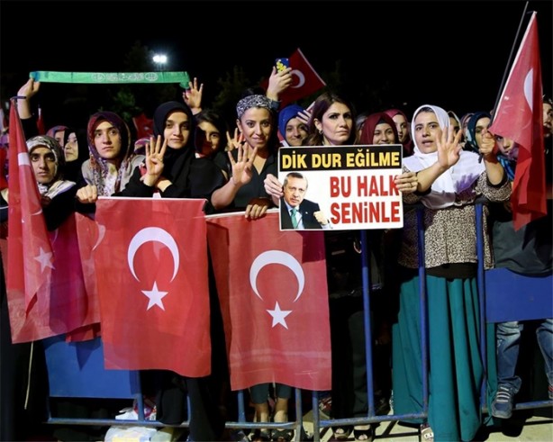 Foto - Demokrasi nöbetinde dikkat çeken pankartlar