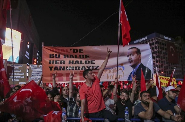 Foto - Demokrasi nöbetinde dikkat çeken pankartlar