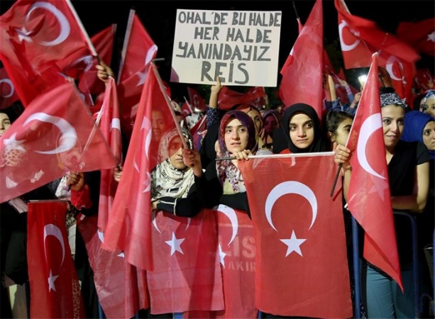 Foto - Demokrasi nöbetinde dikkat çeken pankartlar
