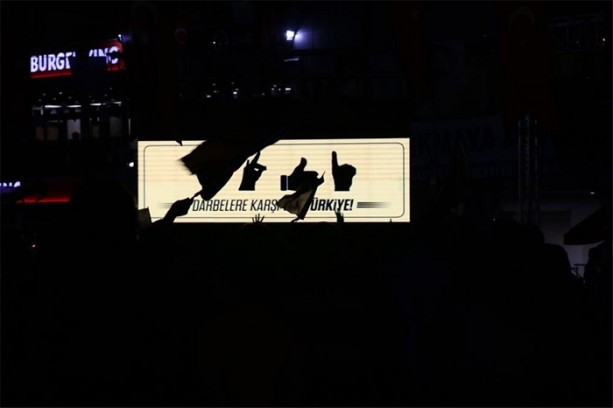 Foto - Demokrasi nöbetinde dikkat çeken pankartlar