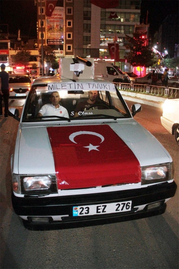 Foto - Demokrasi nöbetinde dikkat çeken pankartlar
