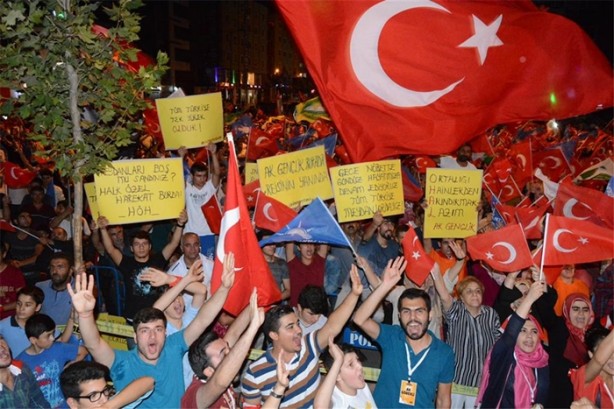 Foto - Demokrasi nöbetinde dikkat çeken pankartlar