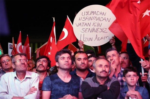 Foto - Demokrasi nöbetinde dikkat çeken pankartlar
