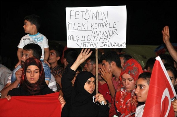 Foto - Demokrasi nöbetinde dikkat çeken pankartlar