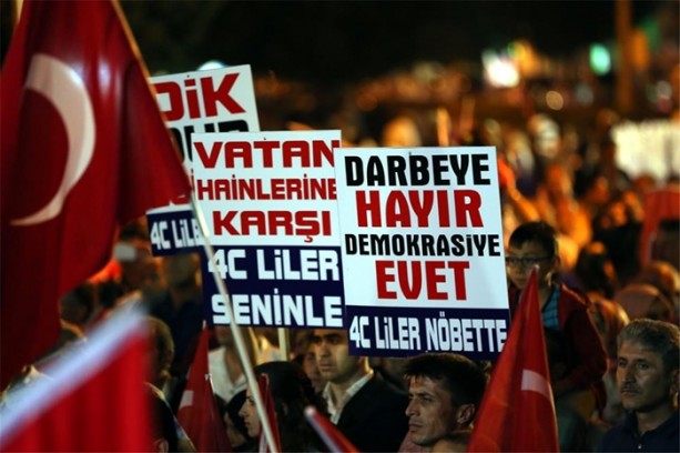 Demokrasi nöbetinden dikkat çeken pankartlar