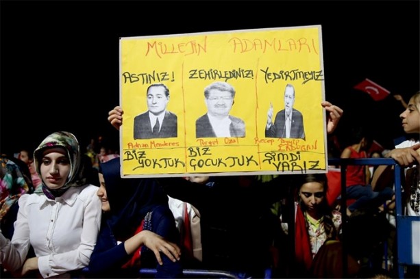 Foto - Demokrasi nöbetinden dikkat çeken pankartlar