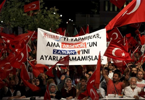 Foto - Demokrasi nöbetinden dikkat çeken pankartlar