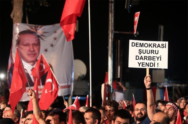 Foto - Demokrasi nöbetinden dikkat çeken pankartlar