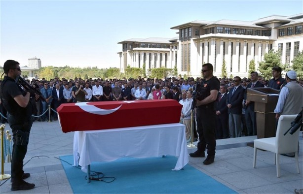 Demokrasi şehitleri son yolculuğuna uğurlandı