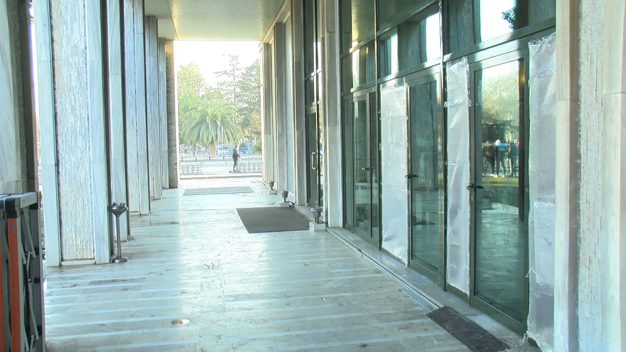 Foto - ‘Demokratik eylem’ diyenler kendi camlarına naylon çekti